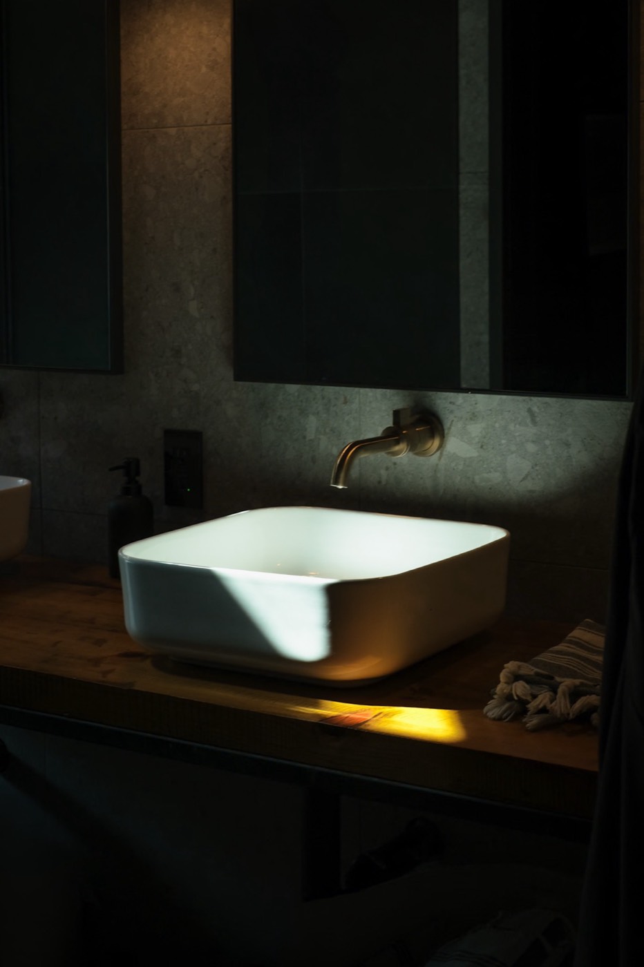 Black Oak Lodge dining area with 14 person custom table